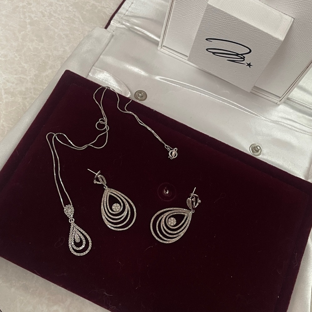 10 karat white gold and diamond Teardrop Necklace & Earrings Set - Picture 9 of 12